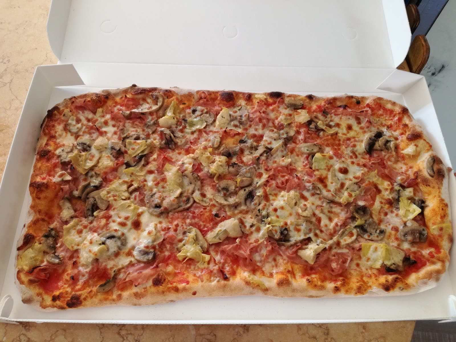 Pizza rettangolare nel cartone