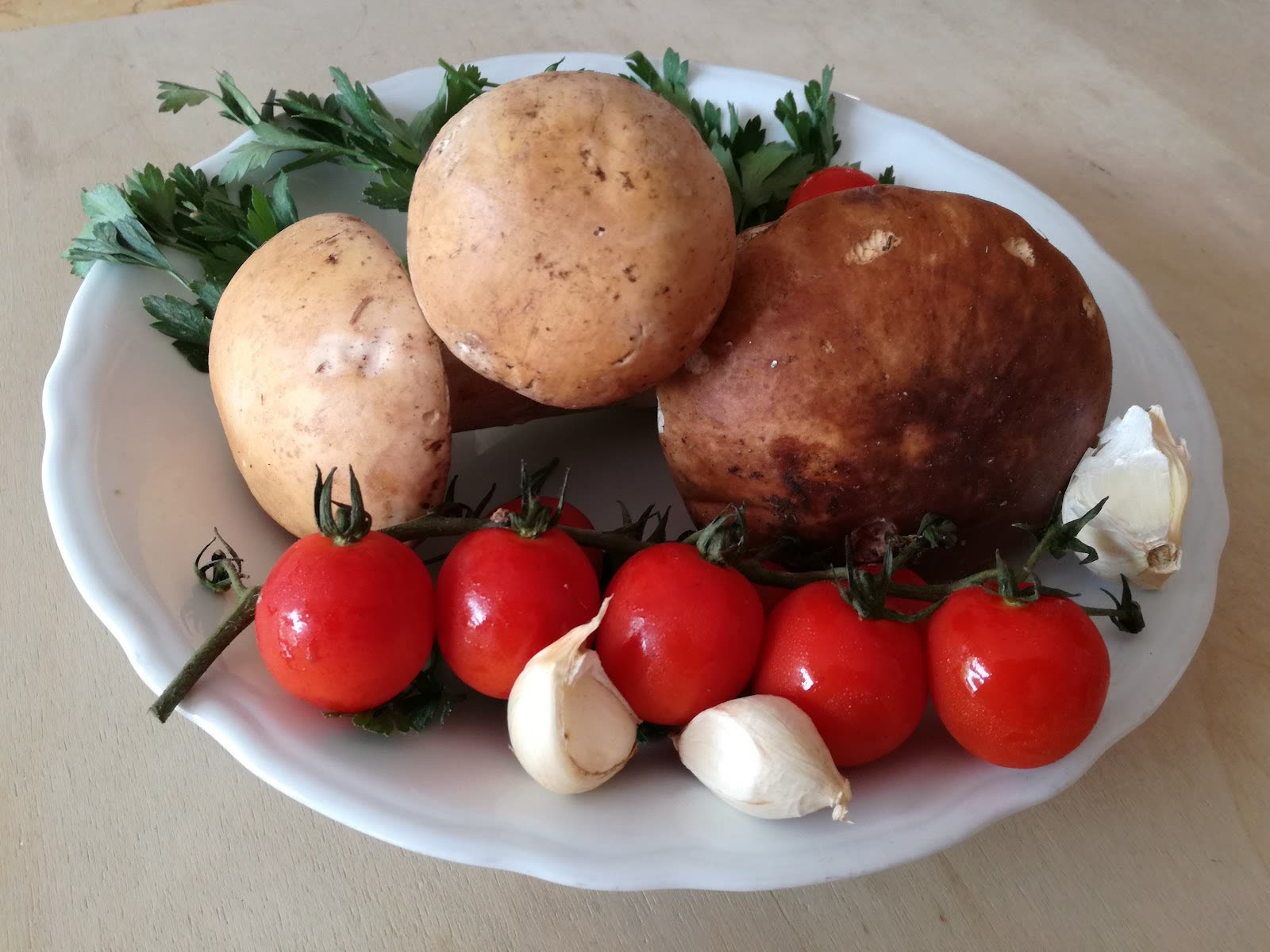 Porcini, pomodorini, aglio e prezzemolo pronti per le pizze