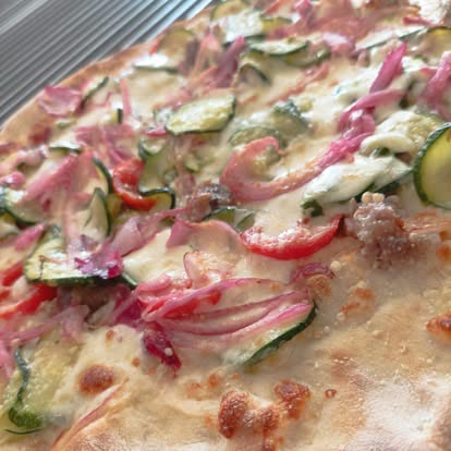 Pizza bianca con zucchine e cipolla