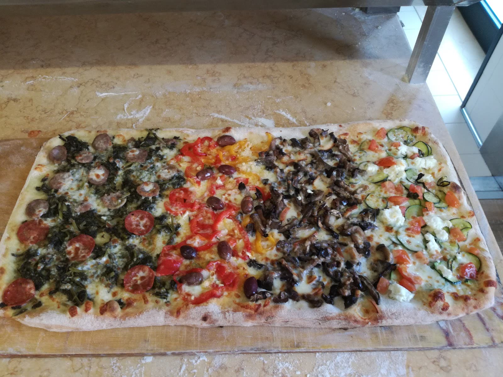Pizza in teglia con quattro gusti: funghi, verdure, pomodorini e zucchine